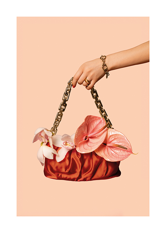  – Femme tenant un sac à main orné de fleurs