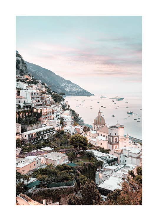  – Photographie de bâtiments et de maisons à Positano, avec des bateaux sur la mer à l’arrière-plan
