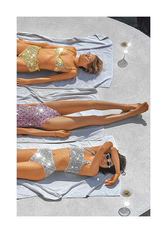  – Photographie d’un groupe de femmes en maillots de bain à sequins scintillants, bronzant sur des serviettes