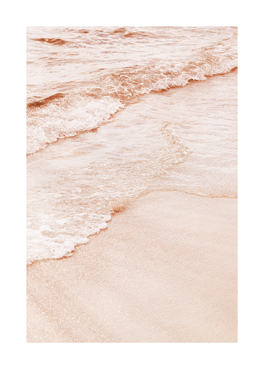  – Photographie d’une plage et d’une mer e couleur pêche/rose avec l’eau se déversant sur le sable