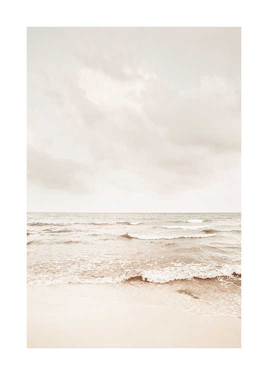  – Image d’une plage calme par une journée nuageuse