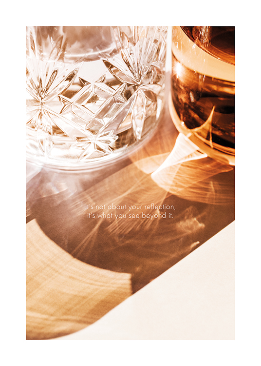  – Photographie de verres marron et clair et de reflets lumineux avec du texte blanc au milieu