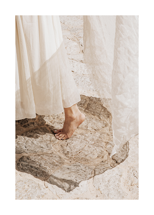  –  Image d'une femme marchant pieds nus dans une robe d'été blanche