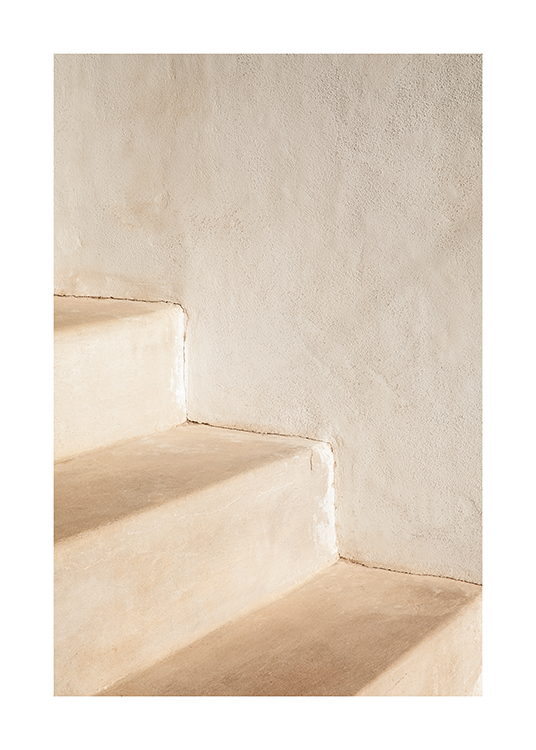  –  Photographie d'escaliers peints en beige à côté d'un mur crème