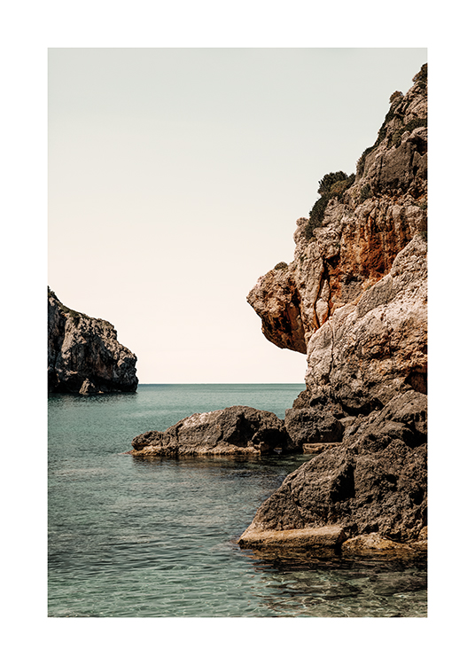  –  Une photographie de rochers qui cèdent la place à la mer