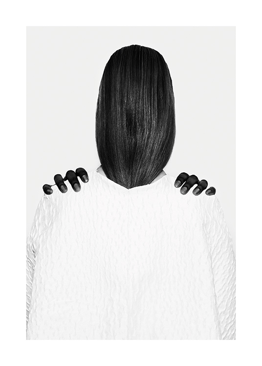  – Photographie en noir et blanc d’une femme avec des mains foncées sur les épaules