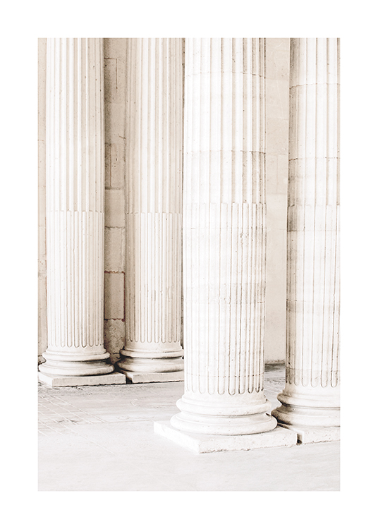  – Photographie d’un groupe de grands piliers clairs avec des sculptures