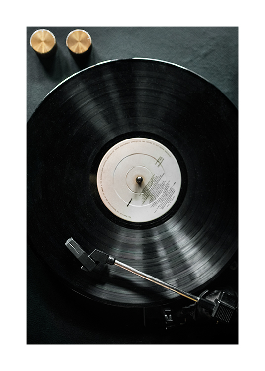 – Photographie d’un vieux tourne-disque avec un disque vinyle noir dessus