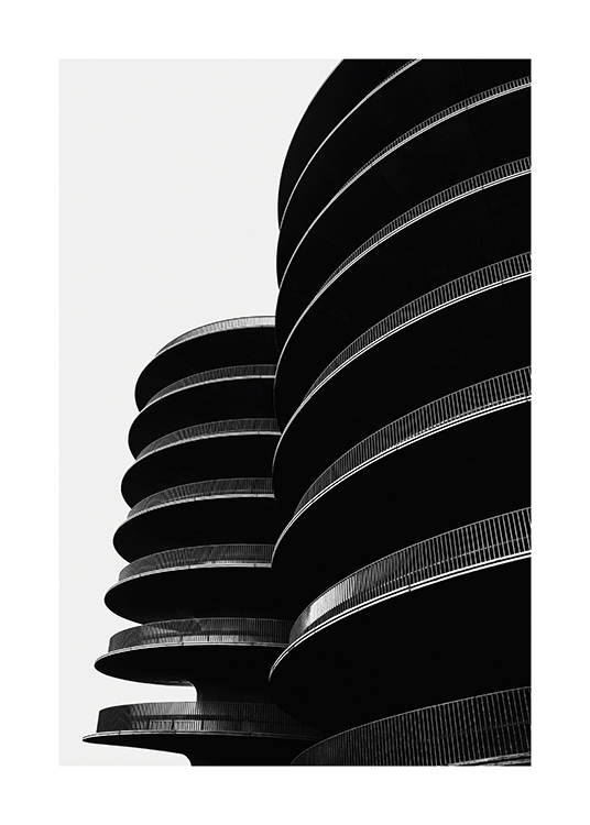  – Photographie en noir et blanc de hauts immeubles entourés de grands balcons incurvés