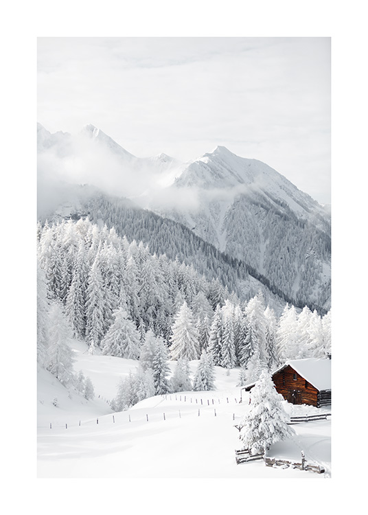– Photographie d’un petit chalet dans un paysage enneigé avec des arbres et des montagnes à l’arrière-plan