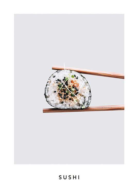  – Photographie d’une paire de baguettes tenant un sushi maki sur un fond gris
