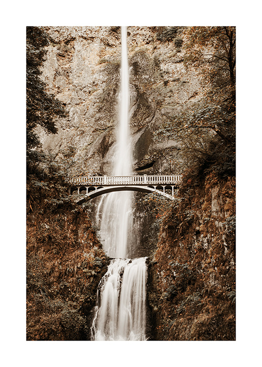  – Photographie d’une cascade dans les montagnes avec un pont au milieu