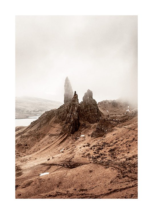  – Photographie d’un paysage brumeux avec de hauts rochers au milieu