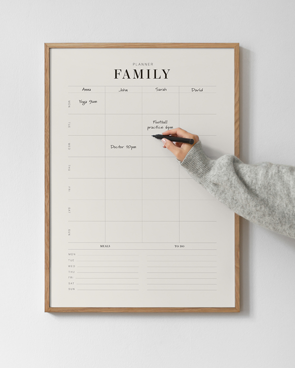 – Affiche de texte avec un semainier familial, des listes de repas et de tâches sur fond beige clair