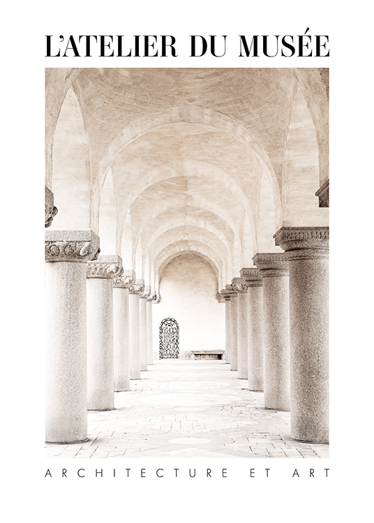 – Photographie d’un couloir avec des piliers sur les côtés dans un bâtiment en pierre