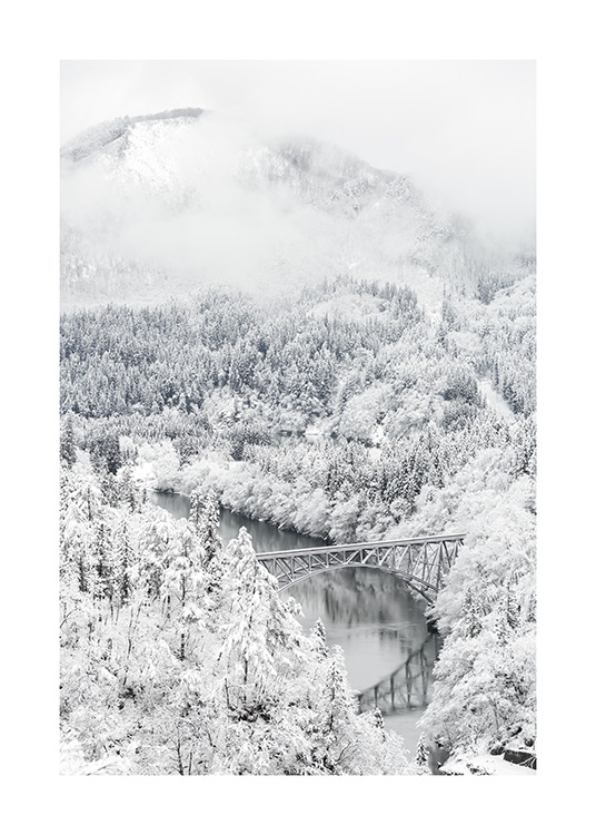 – Photographie d'un paysage hivernal vu d'en haut, avec beaucoup de neige et de sapins autour des montagnes
