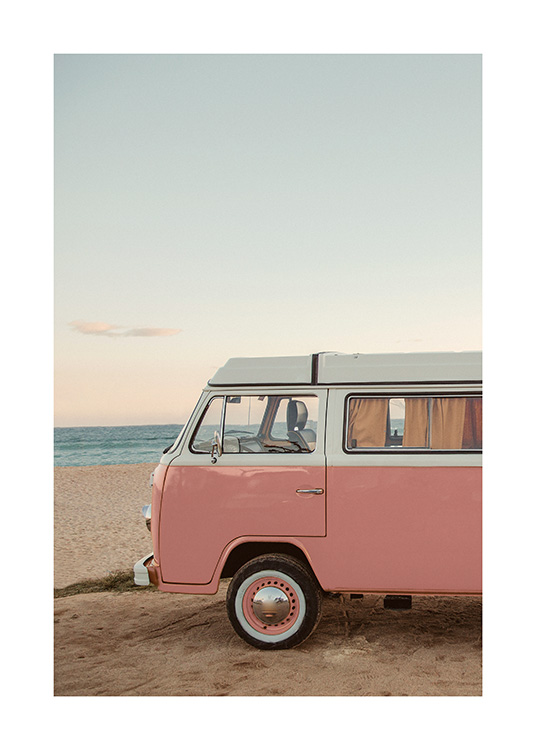 – Photographique d’un van rose à la plage avec de jolies couleurs estivales
