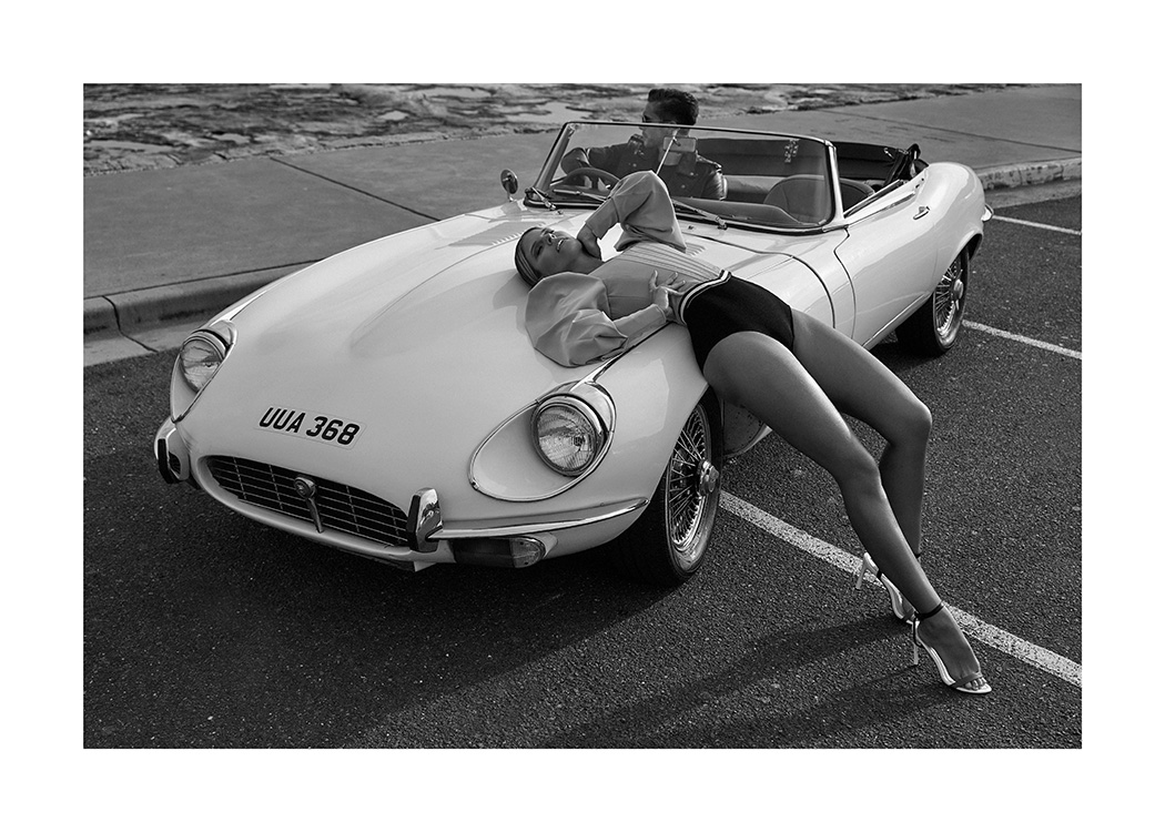 – Photographie monochrome d'un couple profitant d'une balade en voiture pendant une chaude journée d'été