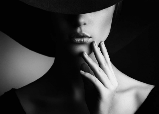  – Poster fashion moderne en noir et blanc d'une femme dont le visage est partiellement caché par un chapeau 