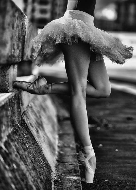  – Photo en noir et blanc d'une danseuse de ballet portant un tutu court