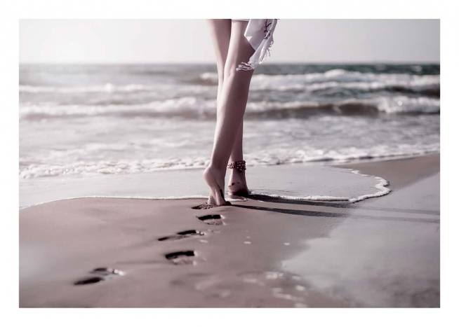  – Photo moderne d'empreintes de pas sur le sable d'une plage.