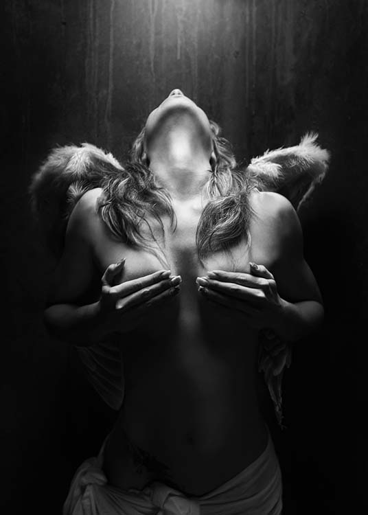  – Poster en noir et blanc d'une femme avec des ailes d'ange 