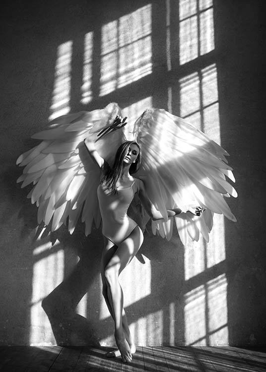  – Poster d'art photographique en noir et blanc d'une femme avec des ailes d'ange dans une pièce naturellement éclairée 
