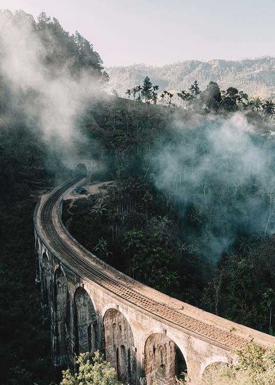  – Photographie d’un pont traversant un paysage avec des arbres et du brouillard