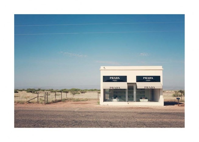  - Photographie de la fausse boutique Prada Marfa érigée sous forme de sculpture et située dans le désert texan, aux Etats-Unis