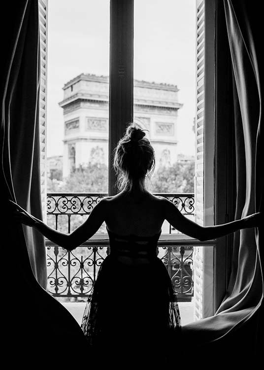  – Photographie en noir et blanc d'une femme devant une fenêtre avec l’Arc de Triomphe à l'arrière-plan