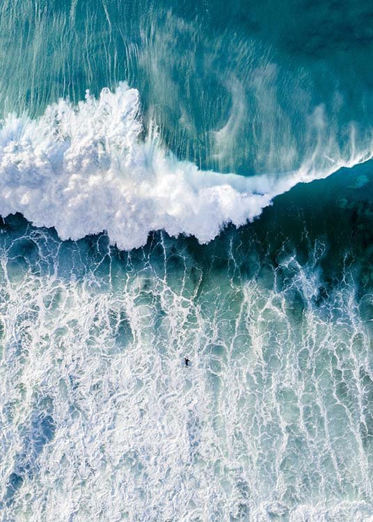 –Photo vue d’en haut d’un océan avec une grosse vague se dirigeant vers un surfeur
