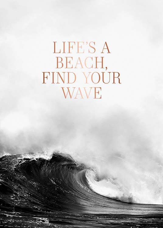  – Photographie en noir et blanc d’une vague avec une citation en cuivre dessus