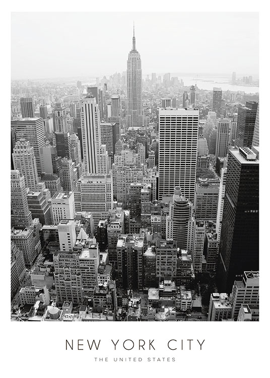  – Photographie en noir et blanc de bâtiments dans le centre de New York avec du texte dessous