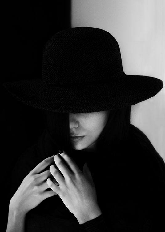 Girl With Hat Poster / Noir et blanc chez Desenio AB (8701)
