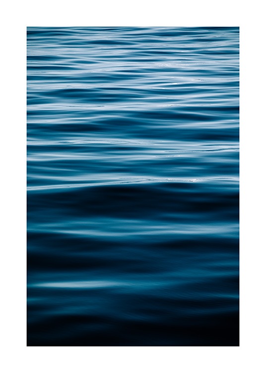  - Photographie d'un océan bleu avec quelques vagues calmes