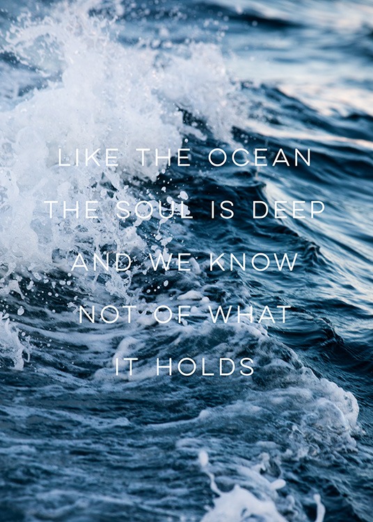  - Photographie avec un close up sur une vague et une citation de l'âme qui ressemble aux océans
