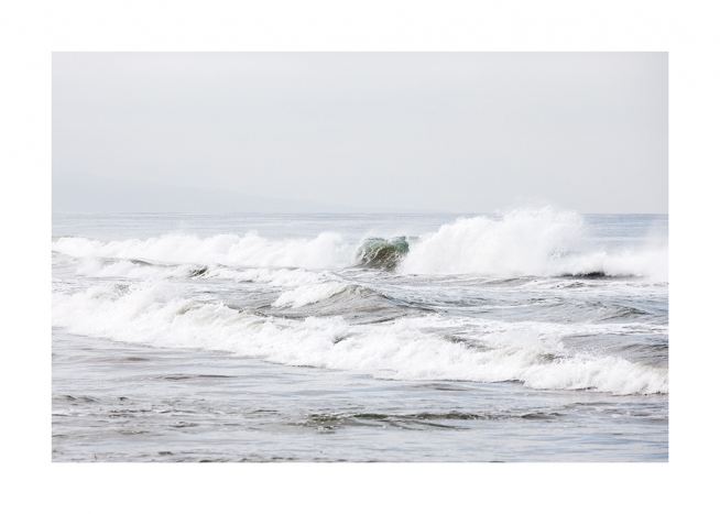  - Photographie aux teintes pastel avec des vagues d'océan qui se cassent sur la rive