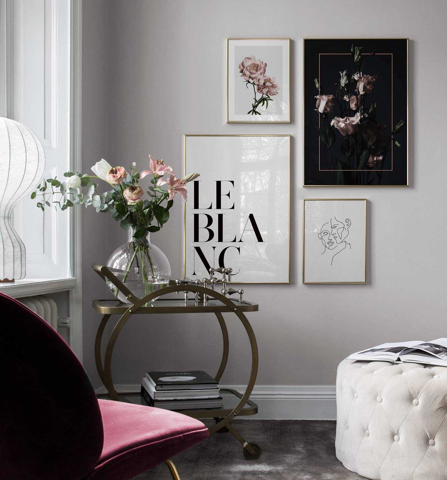 Salon élégant avec fleurs rose pâle