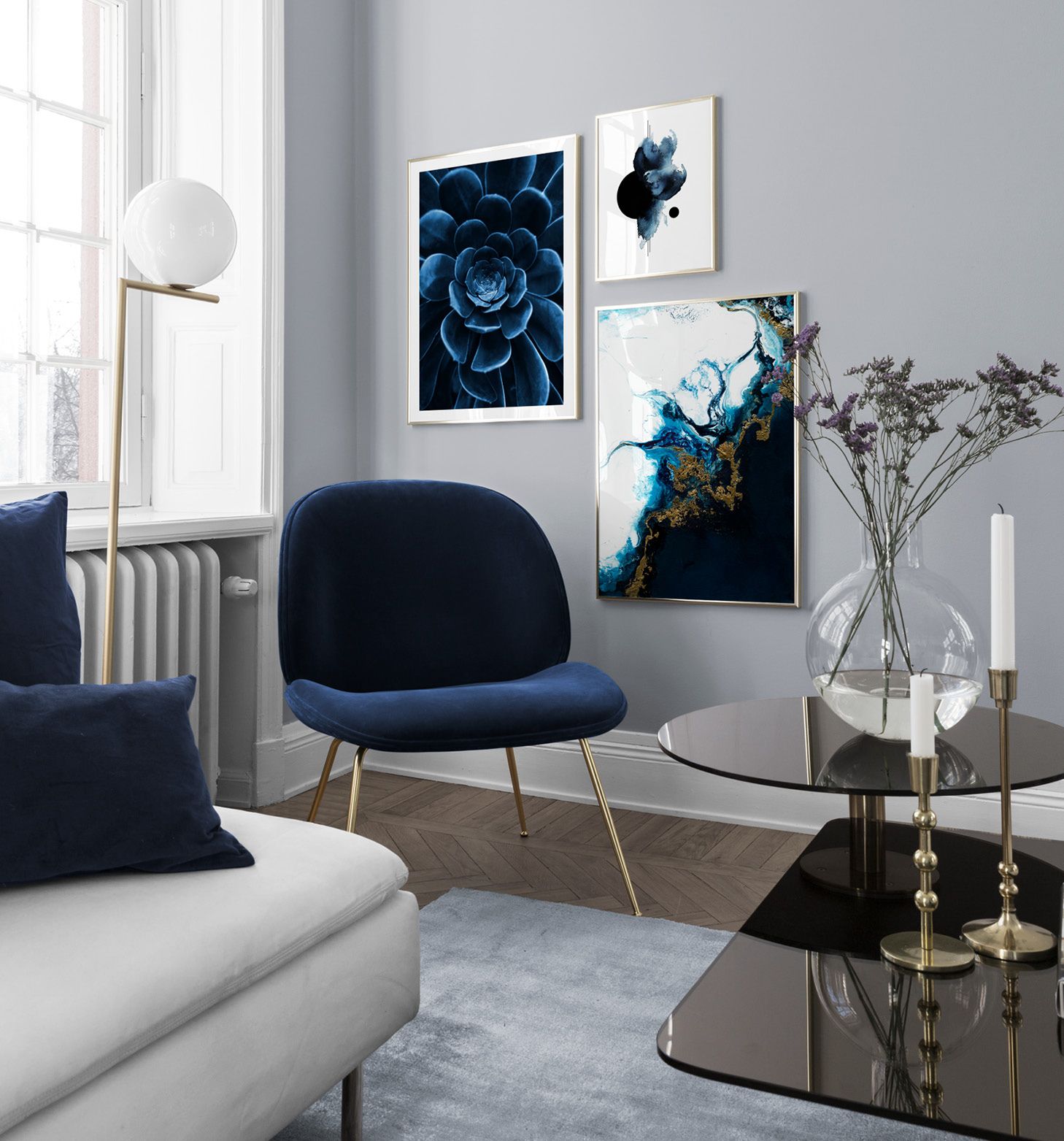 Déco bleue salon - posters abstraits et chaise Gubi