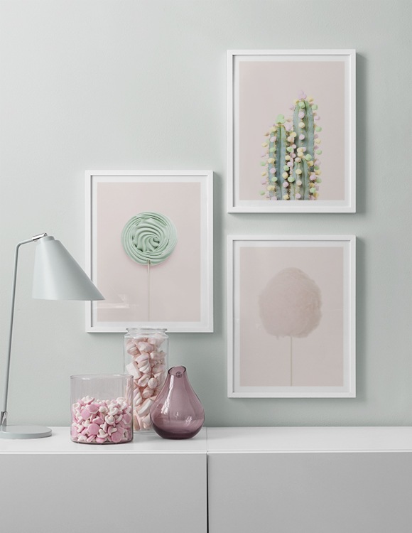 Déco avec mur vert clair et affiches roses