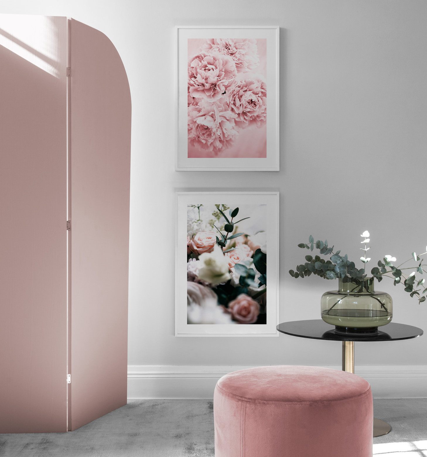 Déco féminine avec posters de fleurs et cadres blancs