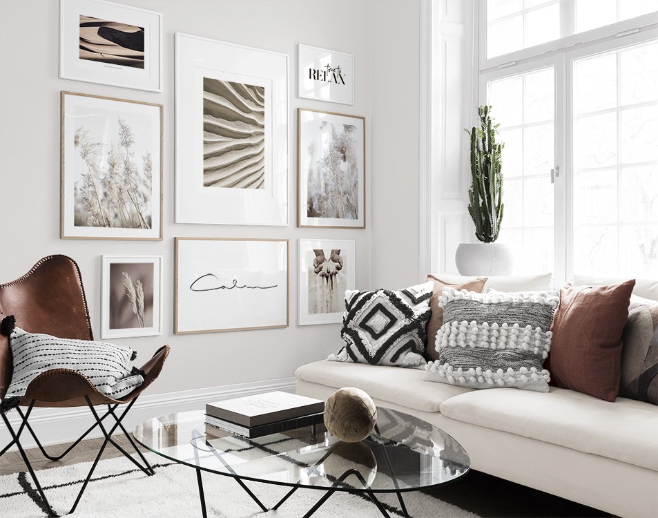 Mur de tableaux aux couleurs neutres