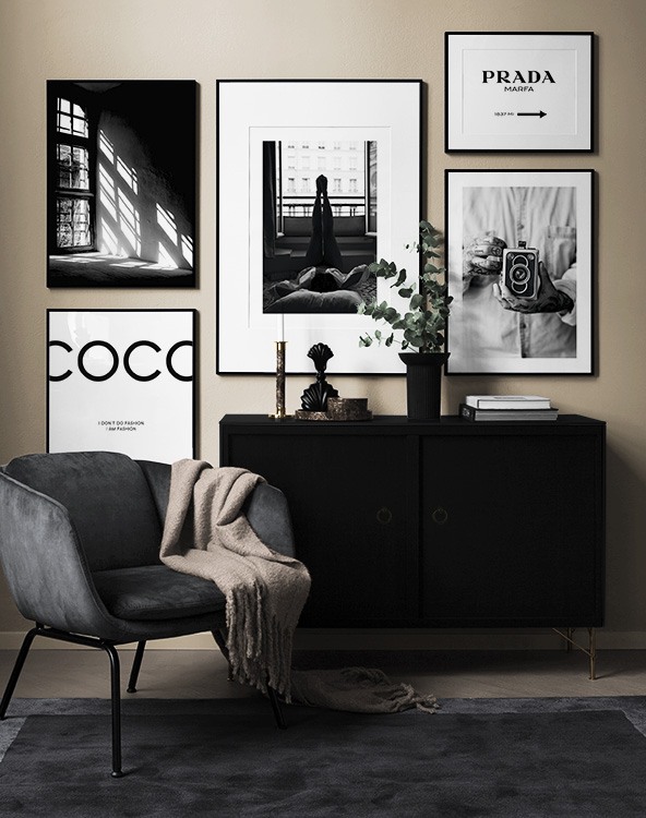 Salon avec photos noir et blanc et affiches texte