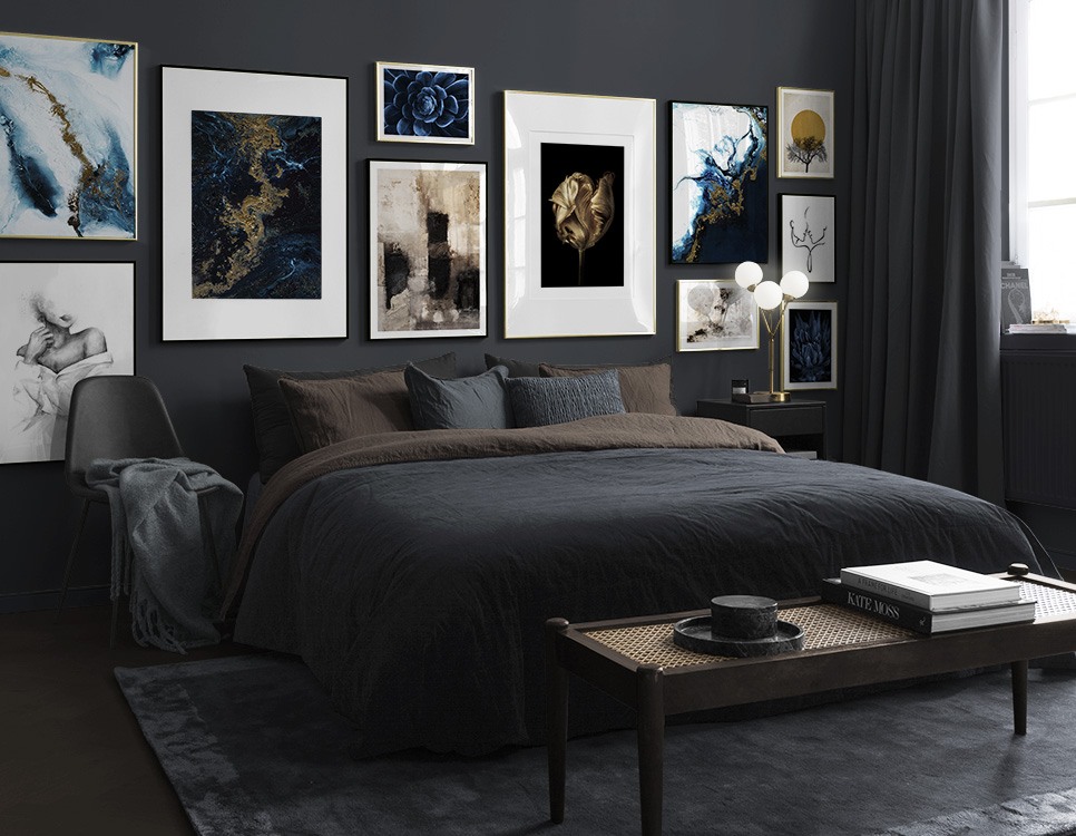 Déco photo bleu foncé et doré dans chambre