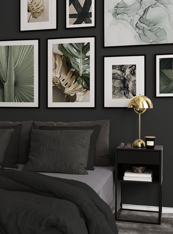 Motifs botaniques verts et dorés dans chambre