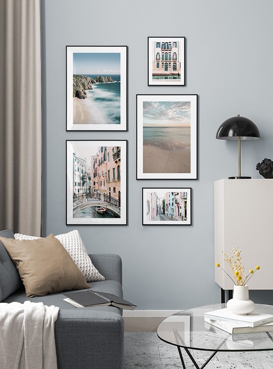 Villes pastels et mer bleue