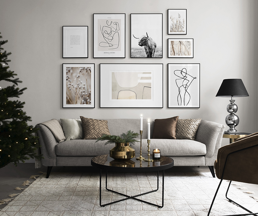 Mur de tableaux dans salon avec esprit de Noël
