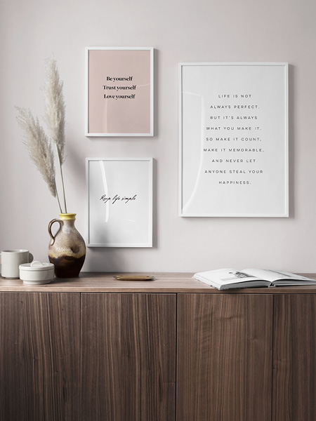 Affiches à citations modernes. Trois posters avec citations et expressions encadrées au mur.